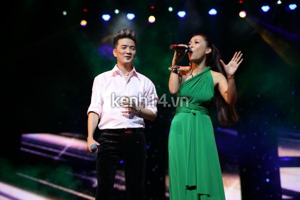 Mr.Đàm nhào lộn trên sân khấu cùng đội The Voice 4