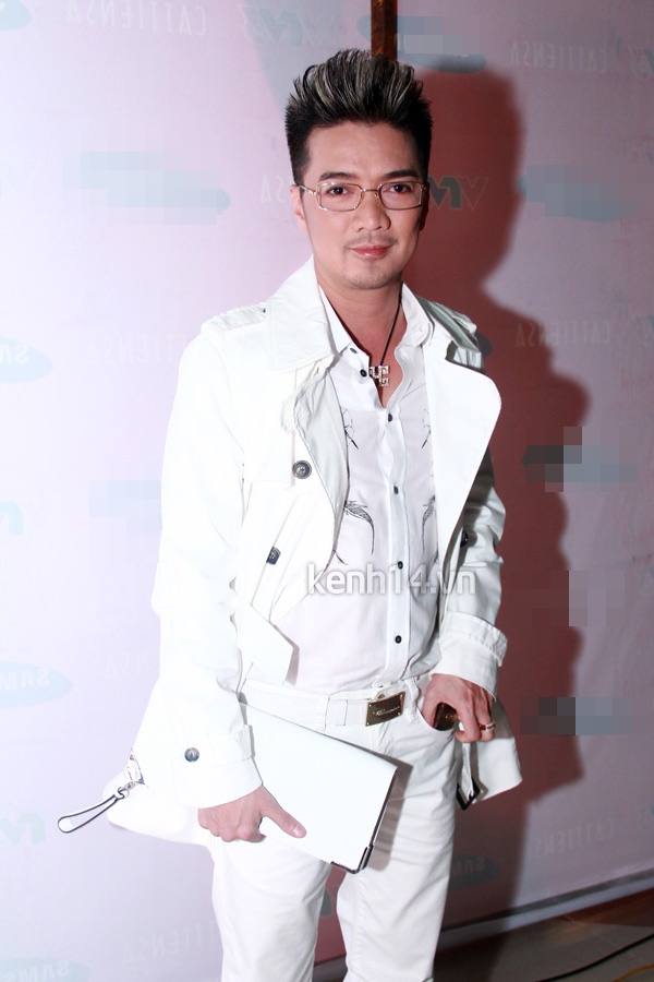 Th&iacute; sinh The Voice tặng hoa 20-11 cho 4 HLV 7