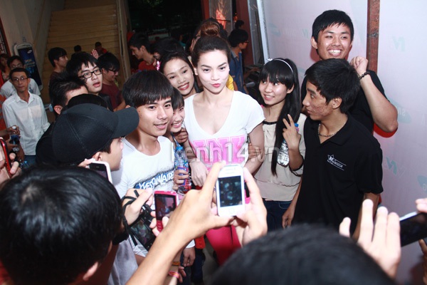Th&iacute; sinh The Voice tặng hoa 20-11 cho 4 HLV 10