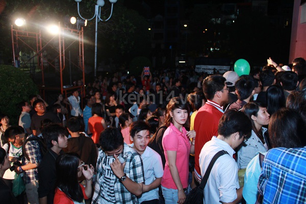 Th&iacute; sinh The Voice tặng hoa 20-11 cho 4 HLV 18