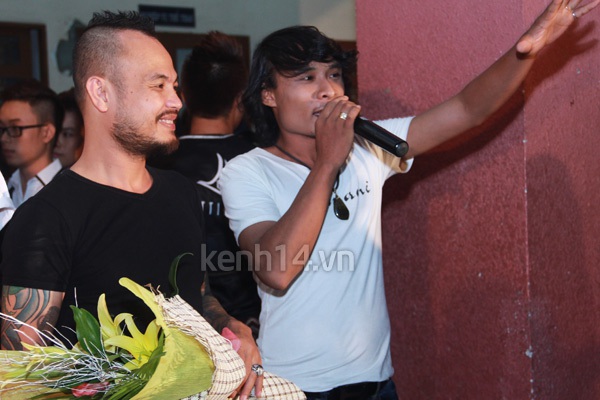 Th&iacute; sinh The Voice tặng hoa 20-11 cho 4 HLV 2