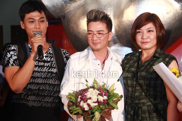 Th&iacute; sinh The Voice tặng hoa 20-11 cho 4 HLV 5