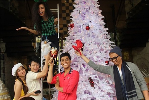 Mr.Đ&agrave;m mở cổng biệt thự cho kh&aacute;n giả v&agrave;o chụp ảnh Noel 2