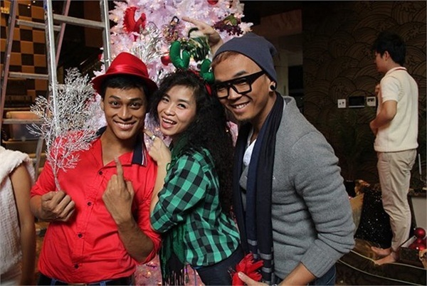 Mr.Đ&agrave;m mở cổng biệt thự cho kh&aacute;n giả v&agrave;o chụp ảnh Noel 4