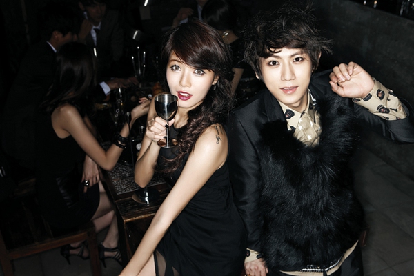 HyunA cùng Hyunseung (BEAST) diễn "Trouble Maker" phiên bản đặc biệt 1