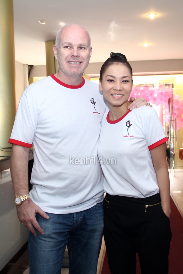 Thu Minh và ông xã mặc đồng phục "quậy" tưng bừng FC 1