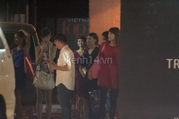 D&agrave;n Next Top mở party cho Mai Giang ngay tr&ecirc;n s&acirc;n khấu 12