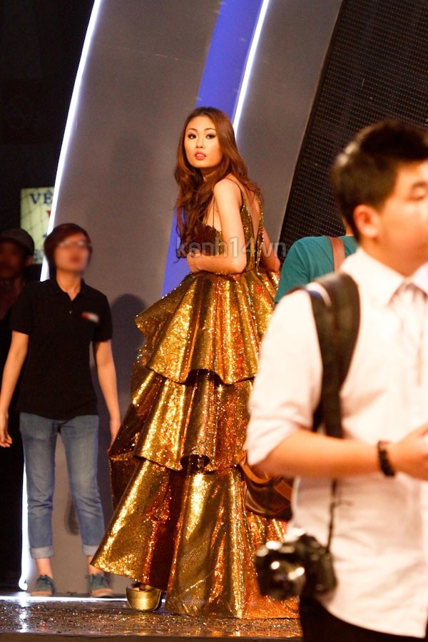 D&agrave;n Next Top mở party cho Mai Giang ngay tr&ecirc;n s&acirc;n khấu 3