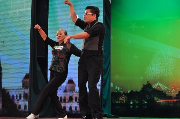 Cụ bà 60 tuổi nhảy Gangnam Style với Thanh Bạch 1