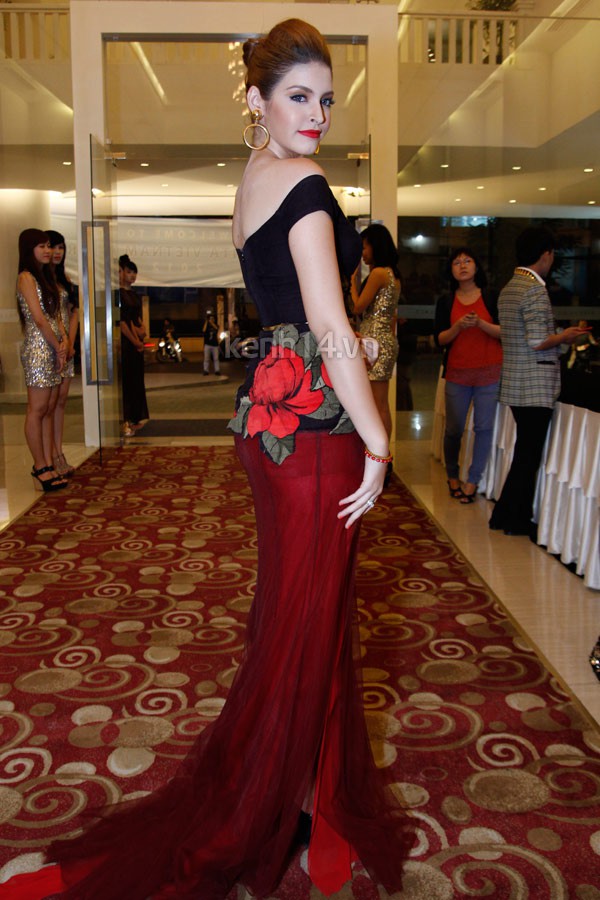 Ngọc Trinh th&acirc;n thiết với Andrea 4
