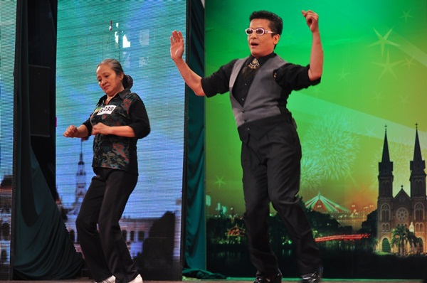 Cụ bà 60 tuổi nhảy Gangnam Style với Thanh Bạch 2