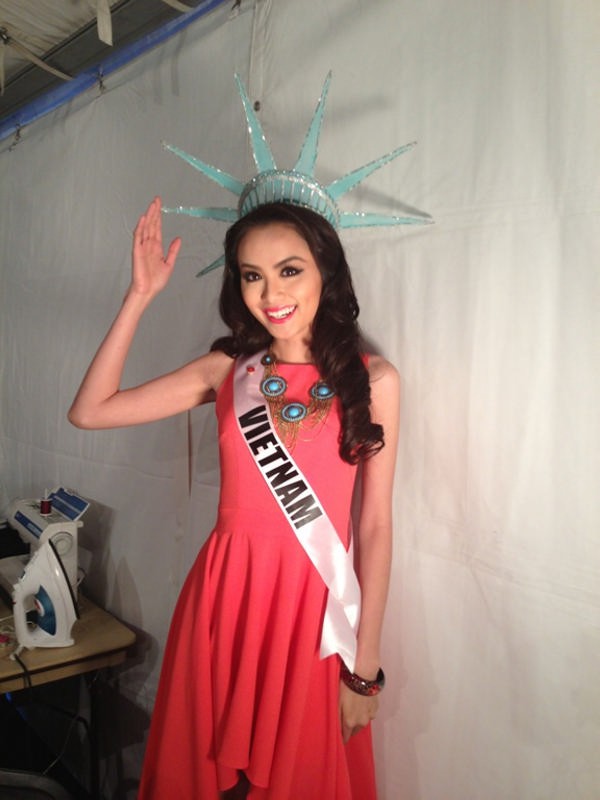 Diễm Hương rạng rỡ tổng duyệt Chung kết Miss Universe 2012 15