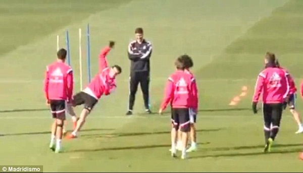 Khoe kỹ thuật, Gareth Bale ngã chổng vó…