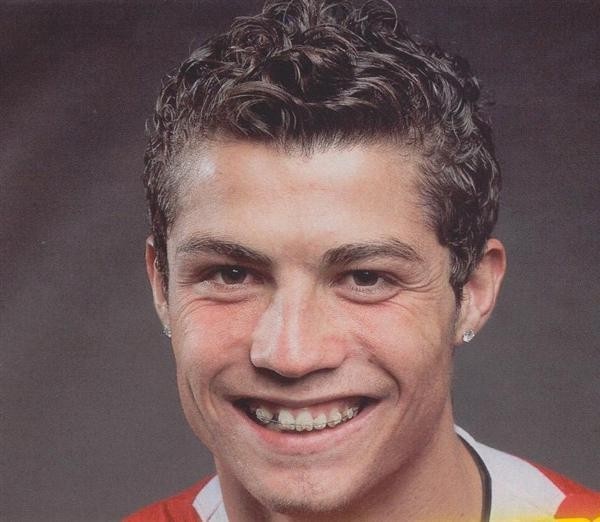 Cristiano Ronaldo - Với nụ cười tươi tắn và tinh thần lạc quan, bức ảnh lúc nhỏ của Cristiano Ronaldo khiến người xem không thể rời mắt. Đó là thời điểm anh bắt đầu khát khao trở thành một trong những cầu thủ vĩ đại nhất thế giới. Sự kiên trì và nỗ lực của anh chắc chắn sẽ khiến bạn trầm trồ và cảm phục.