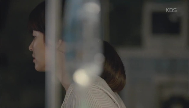 Hậu Duệ Mặt Trời: Dân tình đang náo loạn! Song Joong Ki đã hôn Song Hye Kyo! - Ảnh 11.