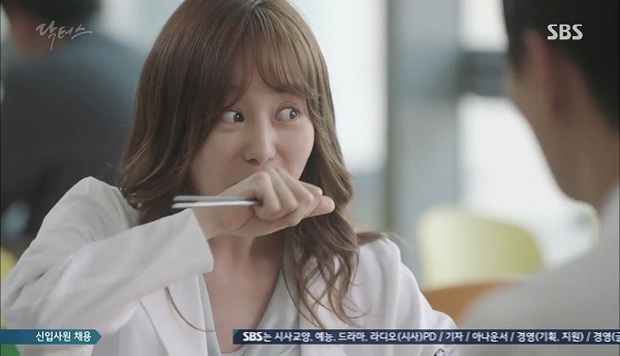 “Doctors”: Vừa từ chối Lee Sung Kyung, Yoon Kyun Sang đã bị bà cô cưa cẩm - Ảnh 10.