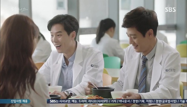 “Doctors”: Vừa từ chối Lee Sung Kyung, Yoon Kyun Sang đã bị bà cô cưa cẩm - Ảnh 11.