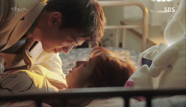 Doctors: Tí nữa thôi, Kim Rae Won – Park Shin Hye đã có cảnh giường chiếu - Ảnh 4.