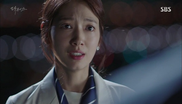Doctors: Tí nữa thôi, Kim Rae Won – Park Shin Hye đã có cảnh giường chiếu - Ảnh 19.