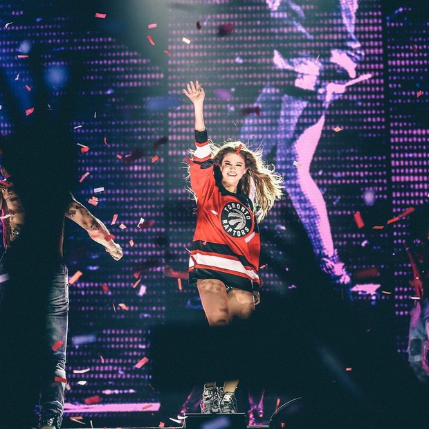 Selena Gomez made fans excited again with a series of costumes on the latest tour - Photo 1.