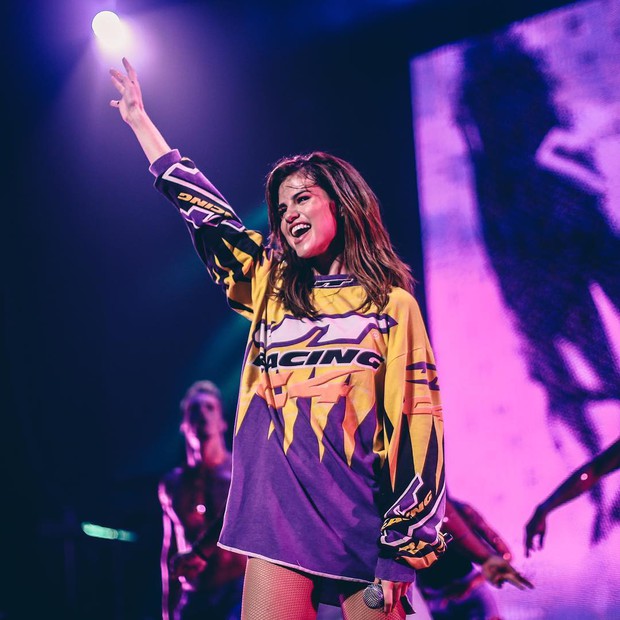 Selena Gomez made fans excited again with a series of costumes performed on the latest tour - Photo 2.