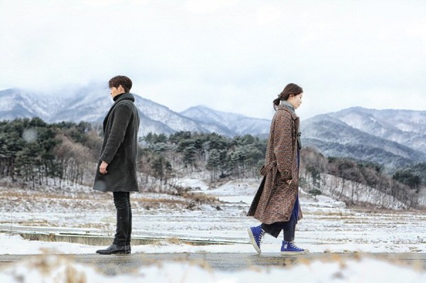 Suzy ngã quỵ trong lòng Kim Woo Bin giữa trời tuyết trắng - Ảnh 4.
