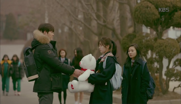 “Uncontrollably Fond”: Kim Woo Bin tặng gấu cho Suzy khiến nữ sinh khác đứng hình - Ảnh 5.