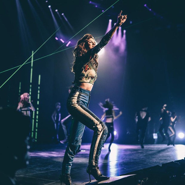 Selena Gomez made fans excited again with a series of costumes performed on the latest tour - Photo 4.