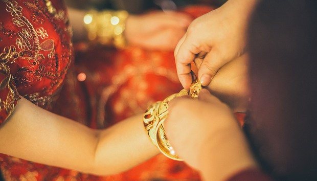 Những cô dâu vàng chỉ chực gãy cổ vì đeo quá nhiều của hồi môn trên người - Ảnh 4.