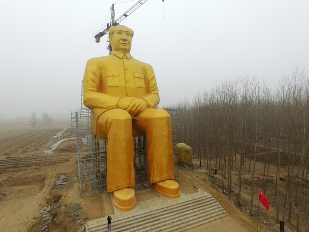 Tượng Mao Trạch Đông màu vàng ròng bị dỡ bỏ một cách chóng vánh - Ảnh 1.