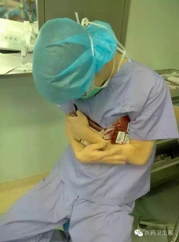 Để cứu bệnh nhân, vị bác sĩ trẻ đã có hành động đáng ngưỡng mộ - Ảnh 1.