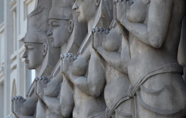 Khách sạn bị chỉ trích vì trưng bày 10 bức tượng người Ai Cập cổ khổng lồ đầy phản cảm - Ảnh 2.