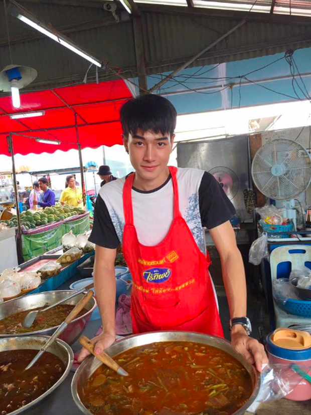 Cả khu chợ Thái Lan náo loạn vì... anh chàng bán cà ri quá đẹp trai  - Ảnh 1.