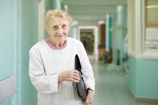 Người phụ nữ 87 tuổi này là bác sĩ phẫu thuật già nhất thế giới - Ảnh 1.