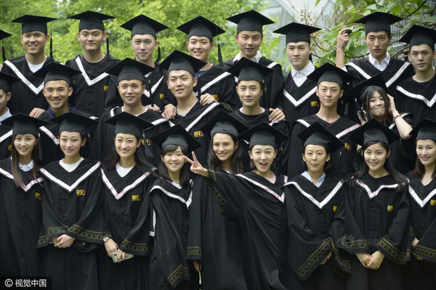 Ghé thăm ngôi trường nhiều trai đẹp gái xinh nhất Trung Quốc mùa tốt nghiệp - Ảnh 1.