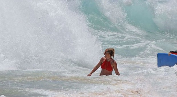 Britney Spears panicked because she almost drowned on Hawaii beach - Photo 2.