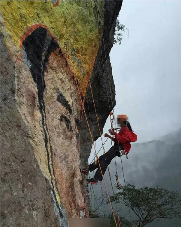 Si mê phượt thủ 40 tuổi, người phụ nữ 37 tuổi leo lên vách núi cheo leo vẽ tranh chân dung tặng người thương - Ảnh 2.
