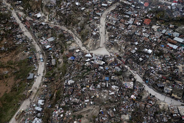 Khung cảnh hoang tàn đáng sợ sau khi bão mặt quỷ Matthew càn quét Haiti  - Ảnh 1.