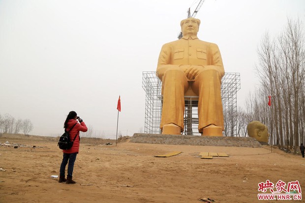 Dân Trung Quốc dựng tượng Mao Trạch Đông khổng lồ màu vàng ròng - Ảnh 7.