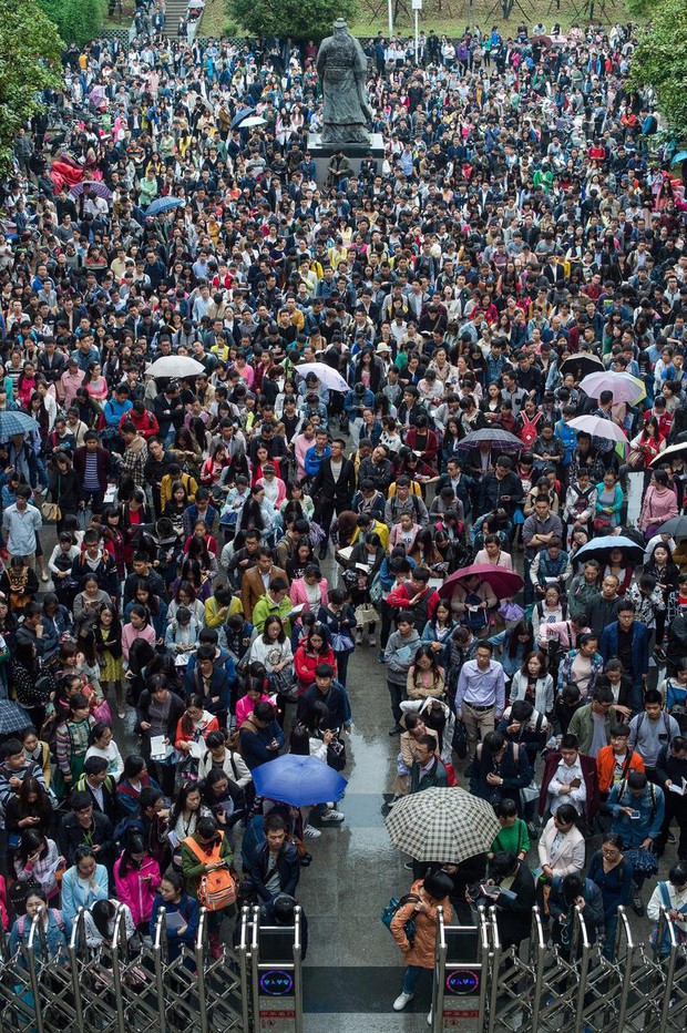 Trung Quốc: Hơn 100.000 thí sinh đội mưa đi thi tuyển công chức - Ảnh 4.