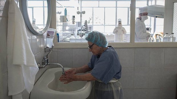 Người phụ nữ 87 tuổi này là bác sĩ phẫu thuật già nhất thế giới - Ảnh 5.