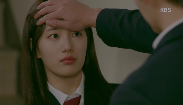 “Uncontrollably Fond”: Kim Woo Bin tặng gấu cho Suzy khiến nữ sinh khác đứng hình - Ảnh 12.