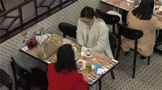 Con gái đắng lòng vì tình cũ quay sang có con với... mẹ ruột của mình - Ảnh 1.
