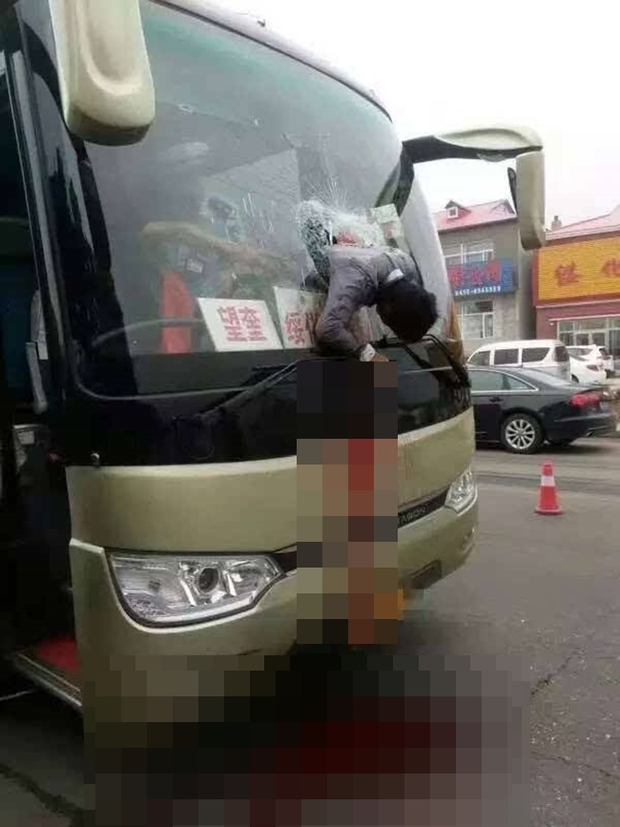 Tai nạn hy hữu: Người đàn ông mất thăng bằng, lao thẳng vào cửa kính xe khách - Ảnh 2.