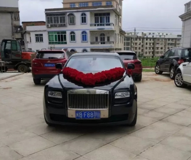 Đám cưới nhà giàu toàn Rolls-Royce siêu sang, cô dâu cổ đeo trĩu vàng - Ảnh 9.