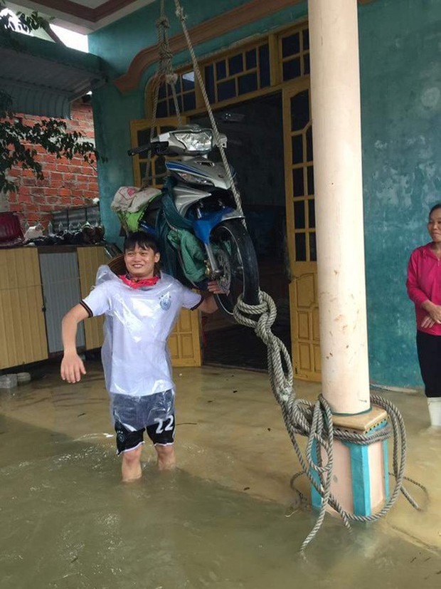 Chùm ảnh: Những hình ảnh nhói lòng về mưa lũ kinh hoàng ở miền Trung - Ảnh 7.