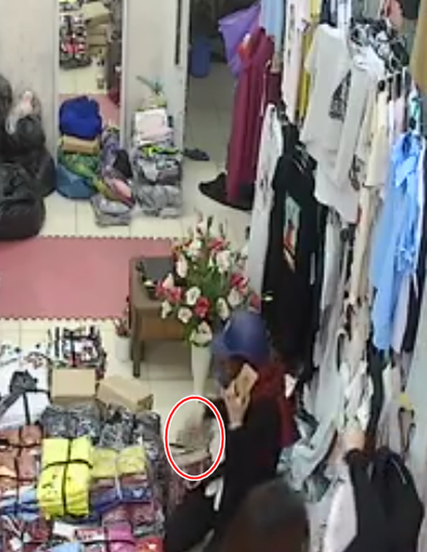 Clip: Hành vi trộm cắp tinh vi của bà mẹ trẻ ở chợ Ninh Hiệp khiến nhiều người phẫn nộ - Ảnh 4.