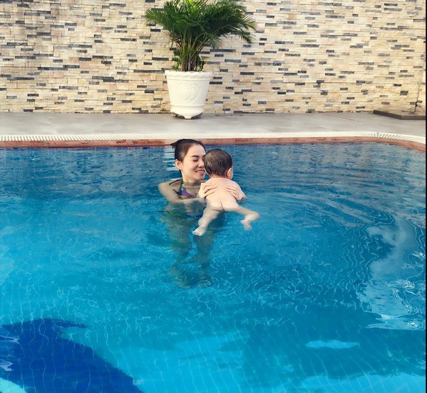 Thu Minh lần đầu khoe ảnh tập bơi cho con trai - Ảnh 1.