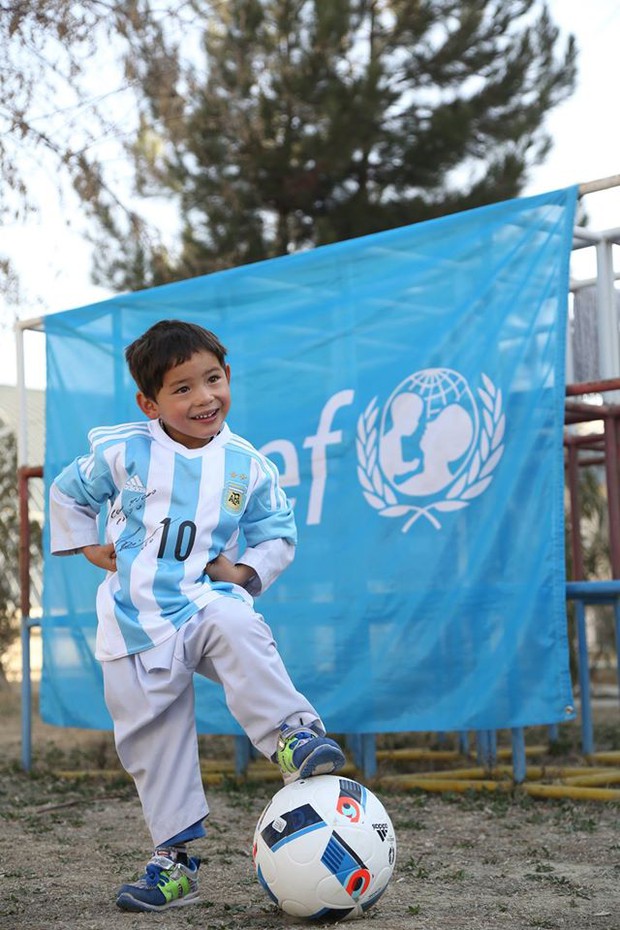 Final feliz para el pobre niño que hacía camisetas de Messi con bolsas de plástico - Foto 2.