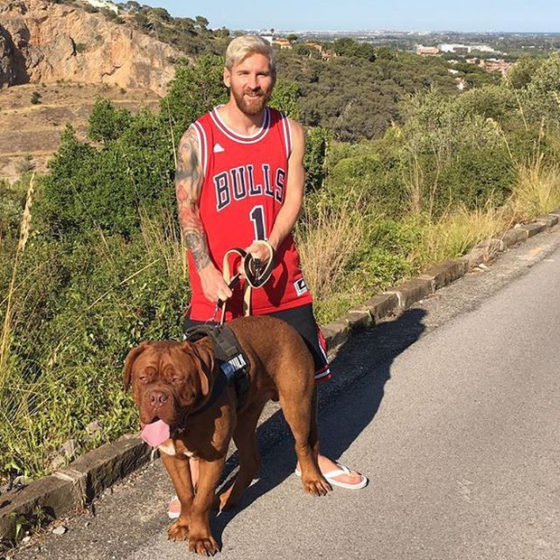 Messi leisurely relaxes with his giant pet dog - Photo 4.